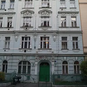 https://apartment-smeralova.praguehotelsweb.com